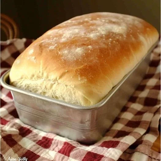 Traditionelles Hausbrot von Oma, frisch gebacken und lecker.