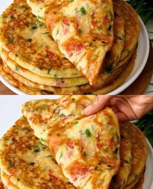 Leckere Käse-Pfannkuchen auf einem Teller serviert