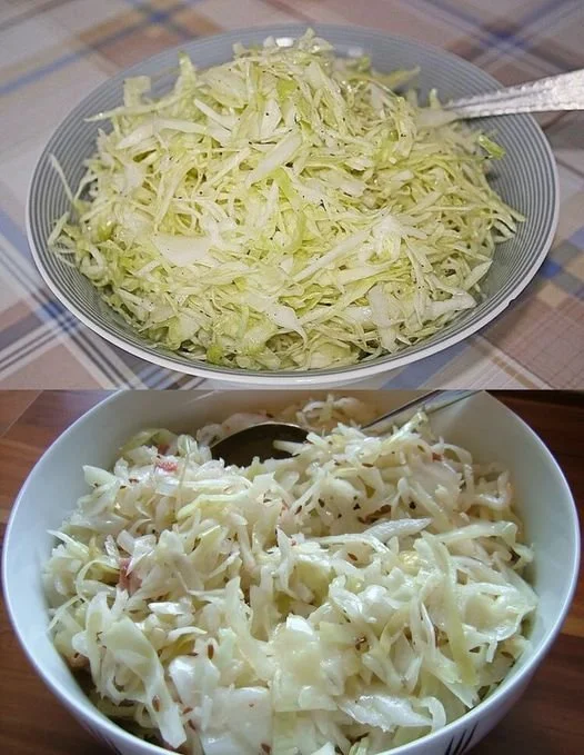 Schüssel mit frisch zubereitetem Krautsalat, garnierte mit Kräutern