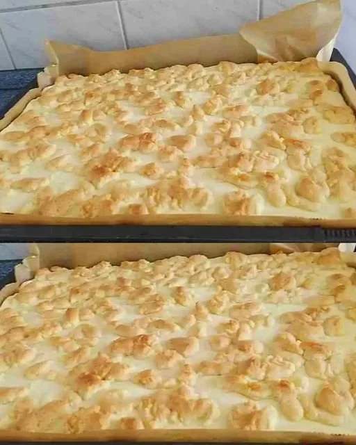 Monatlicher Wattekuchen mit bunten Toppings und kreativen Ideen