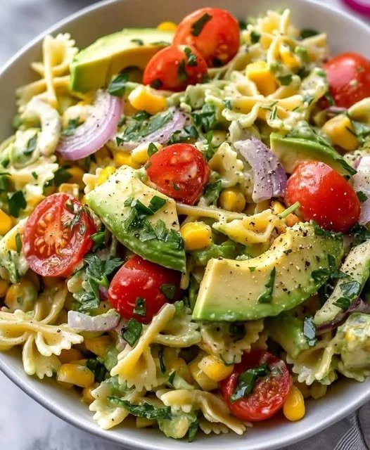 Leckerer Nudel-Avocadosalat in einer bunten Schüssel, ideal für gesunde Ernährung.
