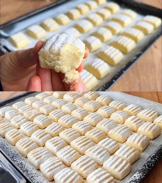 Omas Traumkekse auf einem schönen Teller, frisch aus dem Ofen gebacken.