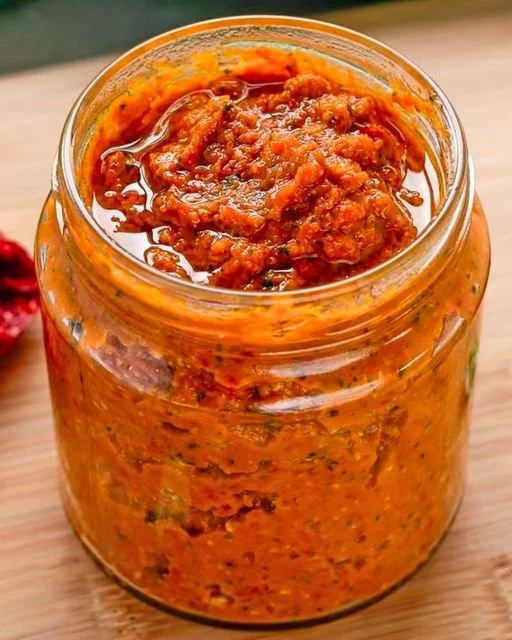 Hausgemachtes Pesto mit getrockneten Tomaten in einer grünen Schüssel