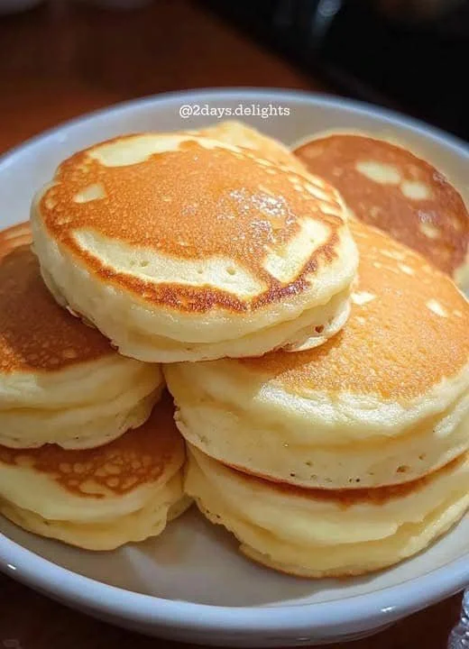 Pfannkuchen mit Naturjoghurt auf einem Teller serviert