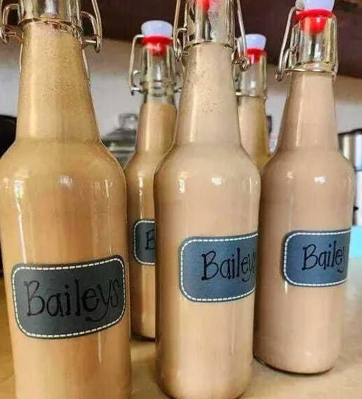 Selbstgemachter Baileys in einem Glas mit Sahne und Kakaopulver