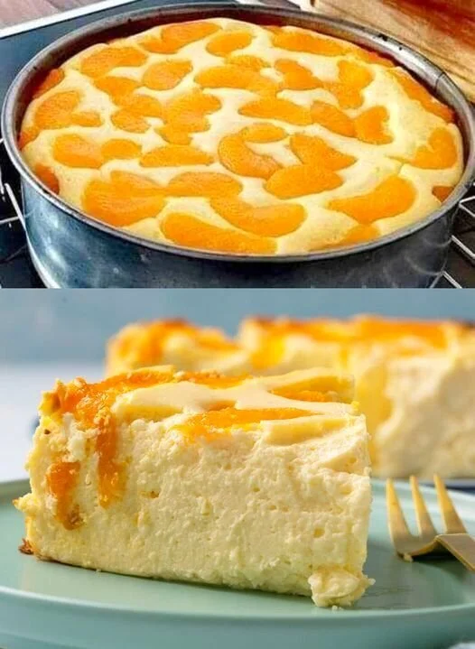 Ultracremiger Quarkkuchen ohne Boden, frisch gebacken und verführerisch dekoriert.
