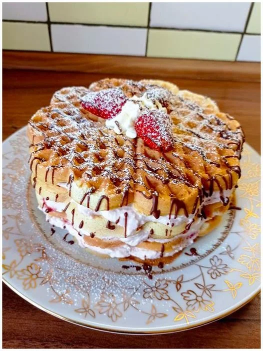 Leckere Waffeltorte mit Sahne und Früchten, perfekt für jeden Anlass.