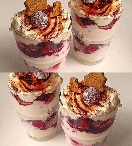 Weihnachtliches Tiramisu in festlicher Präsentation mit Kakao und Schokostückchen