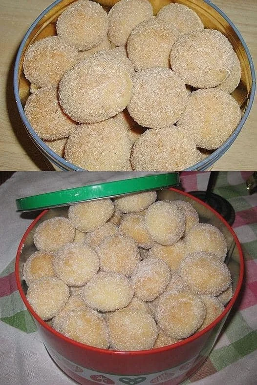 Bunte Weihnachtsbällchen auf einem festlichen Tisch dekoriert