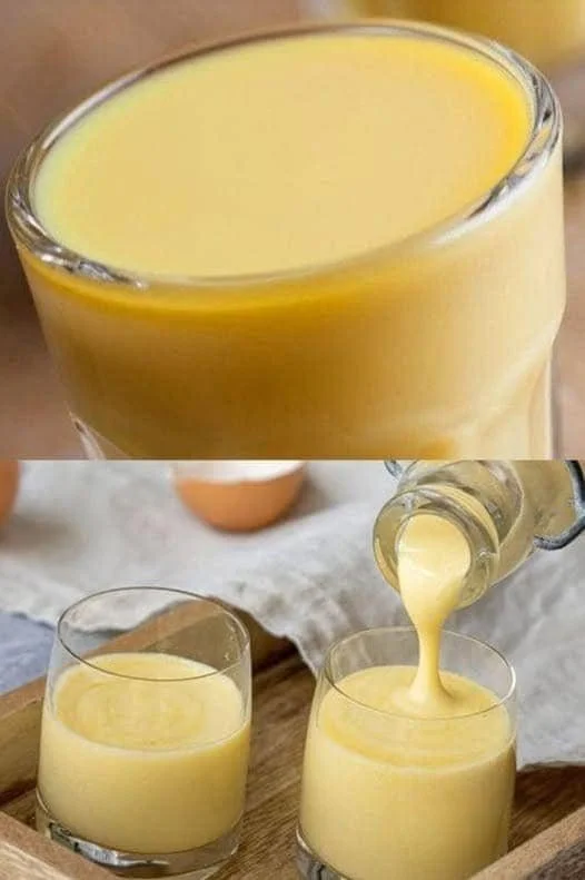 Flasche selbstgemachter Weihnachtslikör auf einem festlich dekorierten Tisch.