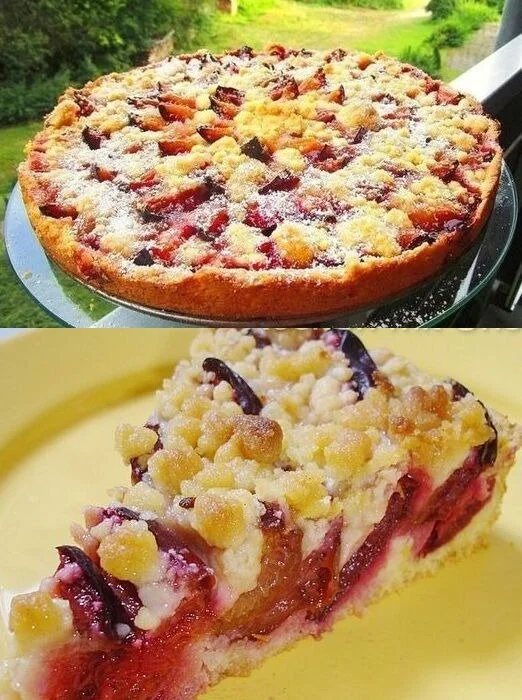 Ein köstlicher Zwetschgenkuchen mit Zimtstreuseln auf einem weißen Teller