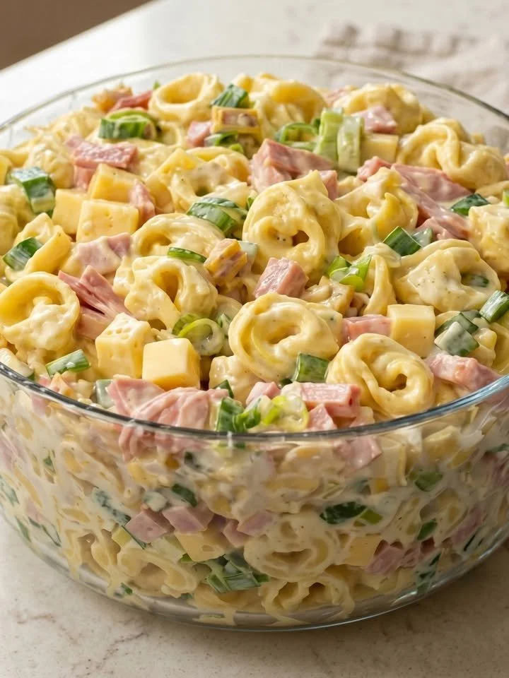 Schneller Tortellinisalat in 10 Minuten zubereitet für eine gesunde Mahlzeit.