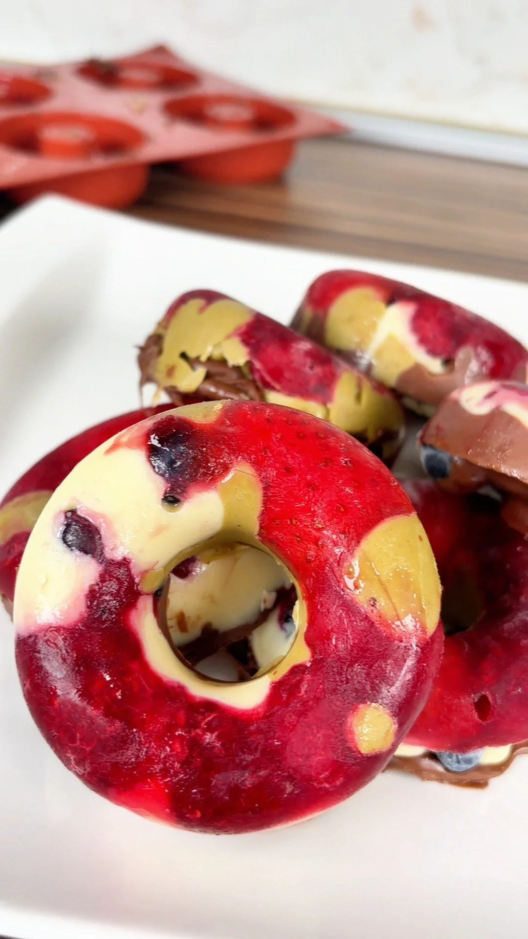 5-Minuten-Eis-Donuts mit bunten Früchten für einen erfrischenden Genuss