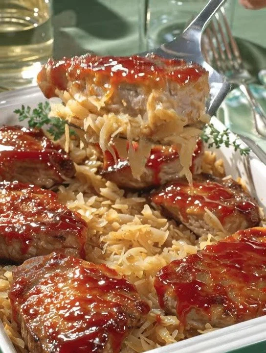 Bayerische Schweinekoteletts mit Sauerkraut, Äpfeln und Zwiebeln auf einem Teller