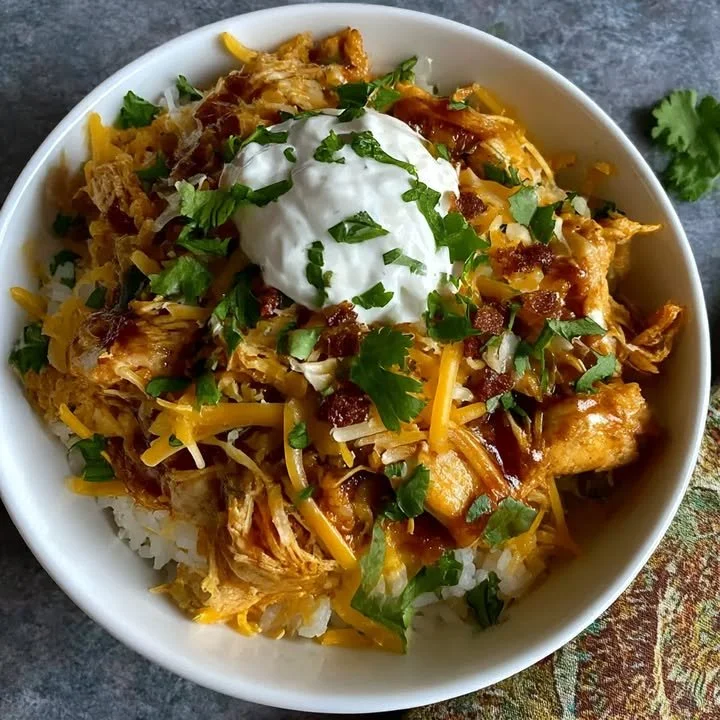 BBQ Ranch Hühnchen Bowl mit frischen Zutaten und leckerer BBQ-Sauce