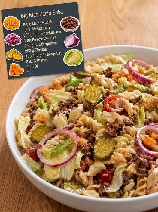 Big Mac Pasta-Salat serviert in einer Schale mit frischen Zutaten