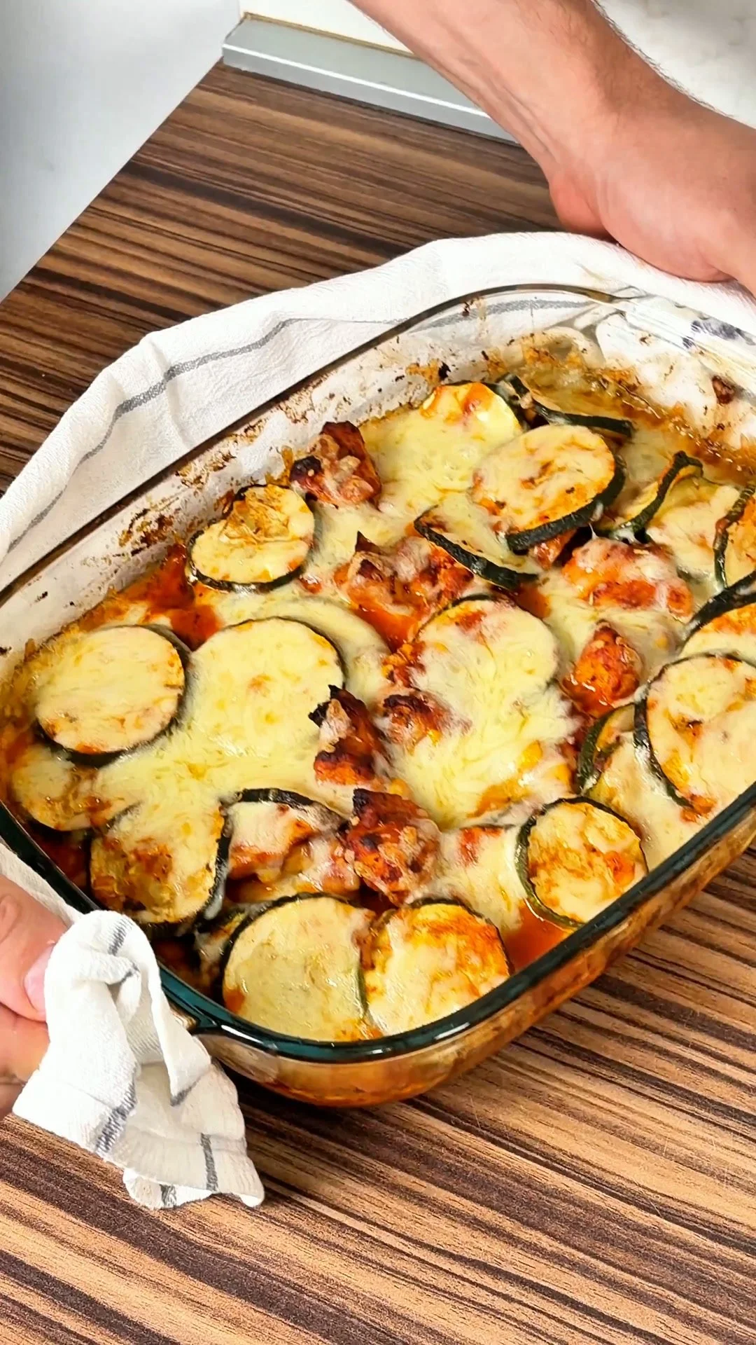 Blitz-Hähnchen-Zucchini-Auflauf serviert auf einem Teller, garnished mit frischen Kräutern