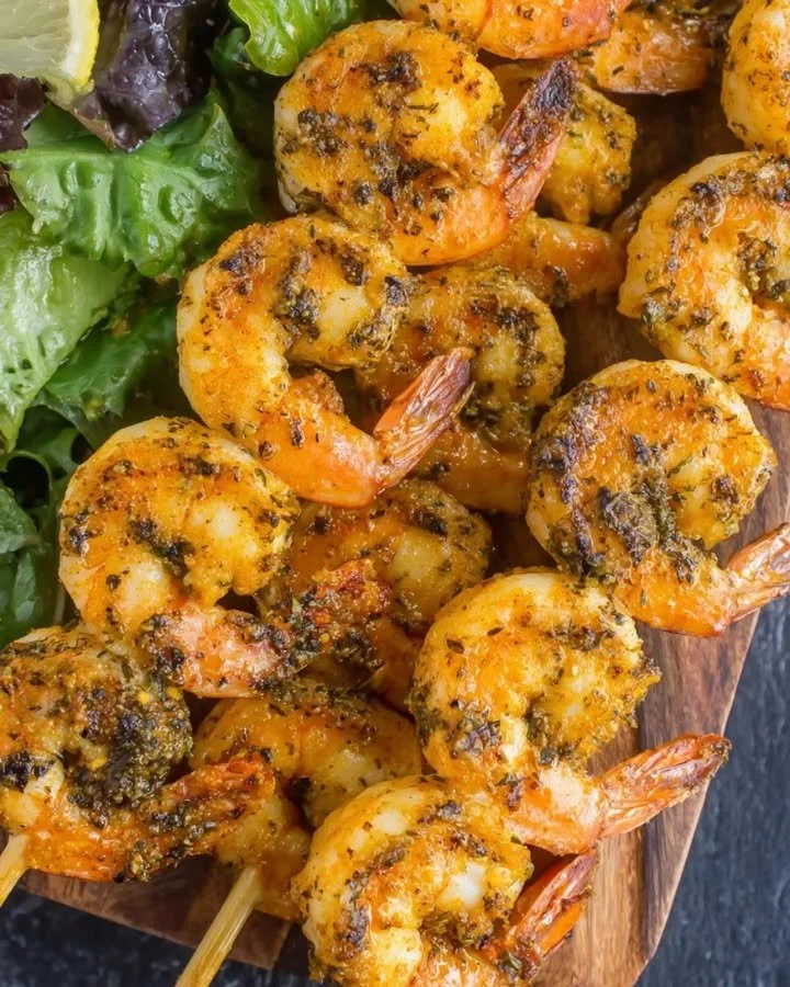 Cajun Garnelen-Spieße auf dem Grill, aromatisch und würzig zubereitet.