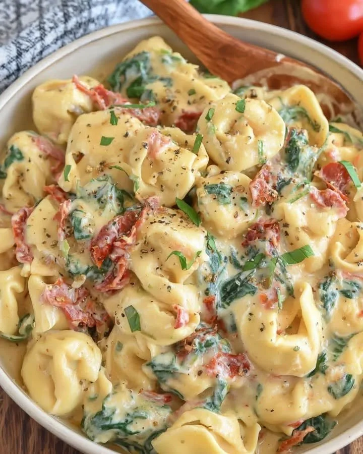 Cremige Toskanische Tortellini auf einem Teller angerichtet