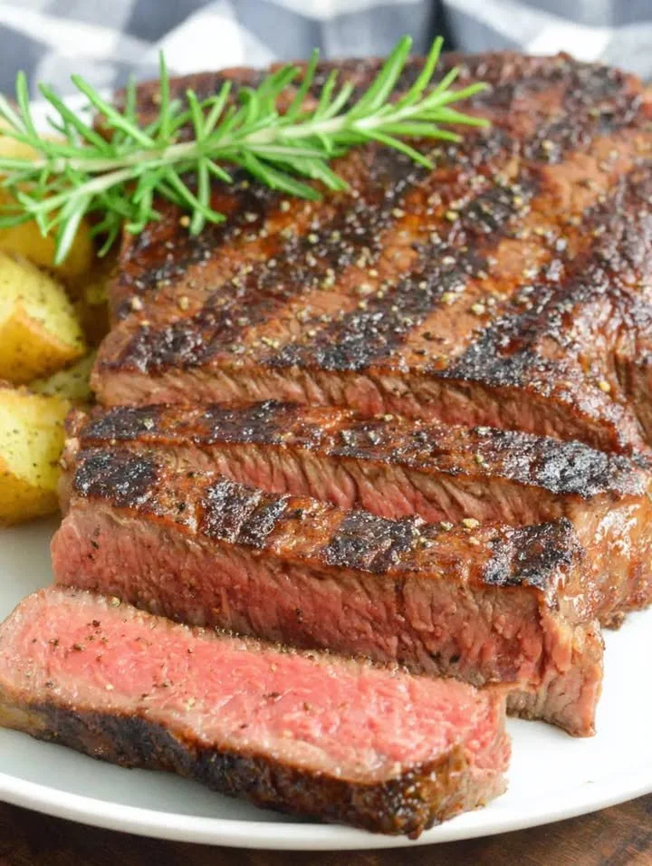 Saftiges, perfekt gegrilltes Steak auf dem Grill serviert