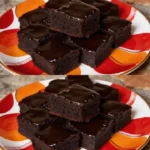 Köstliche Doppel-Schoko-Brownies auf einem Teller serviert