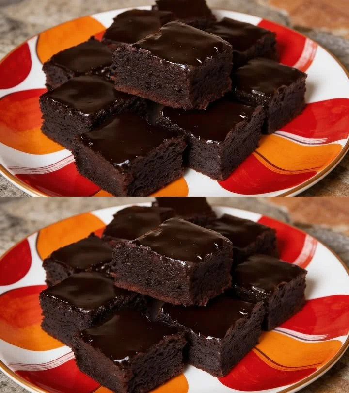 Köstliche Doppel-Schoko-Brownies auf einem Teller serviert