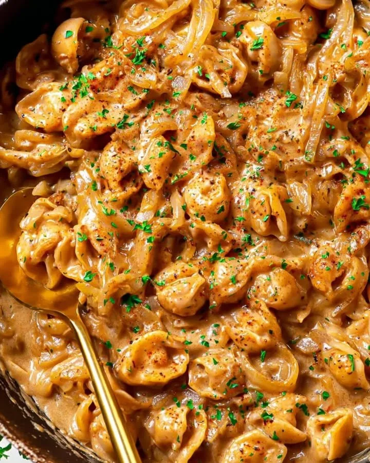 Französische Zwiebelpasta mit Gruyère und Parmesan auf einem Teller