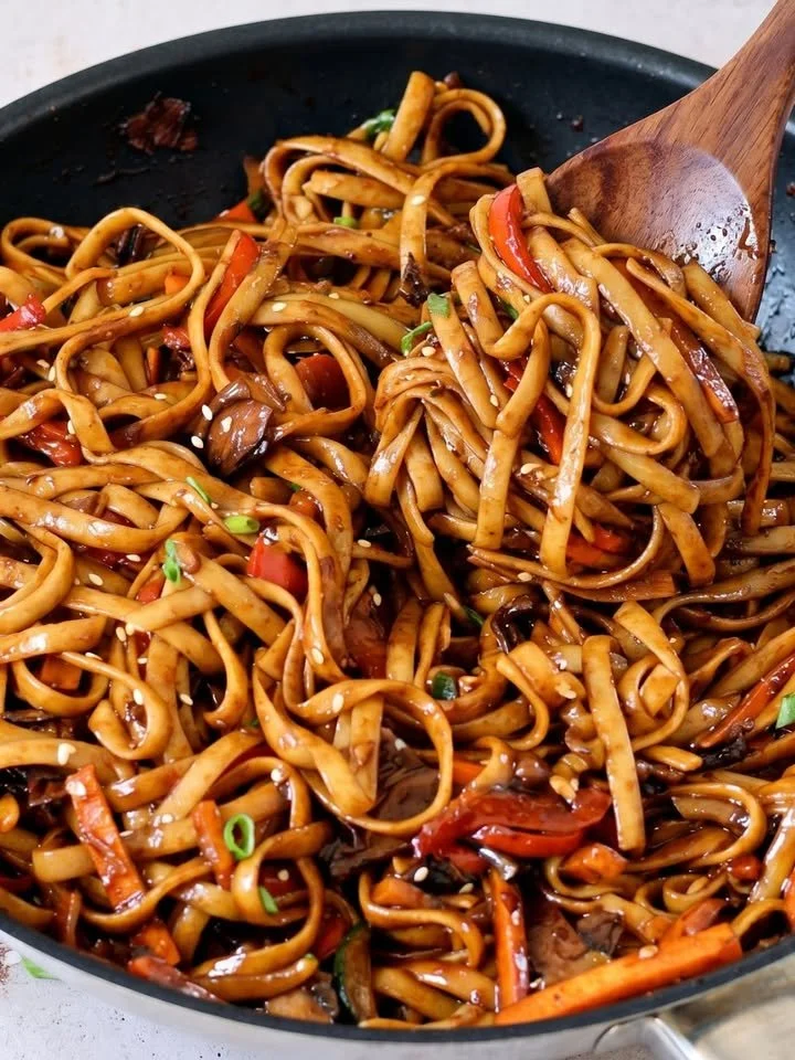 Schüssel mit schmackhaften gebratenen Asia-Nudeln