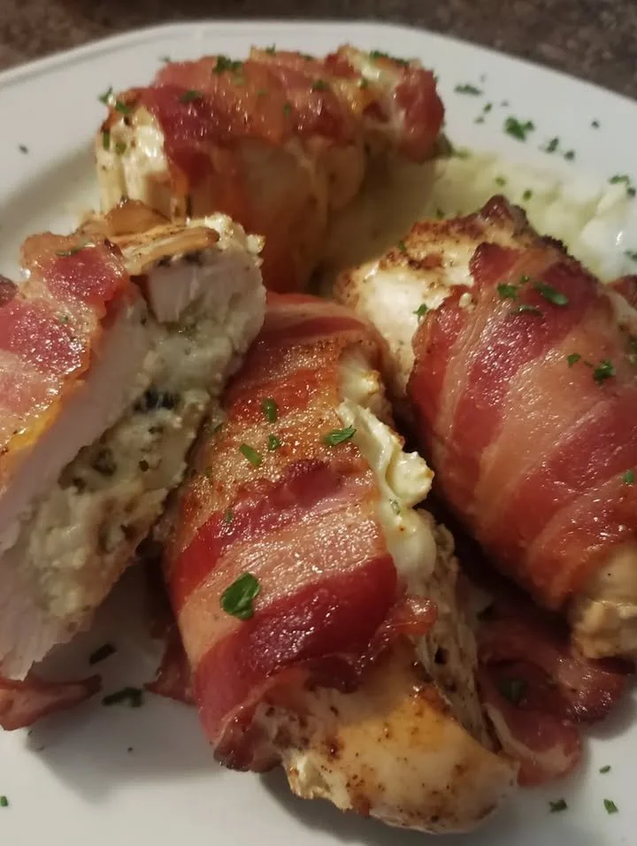 Gorgonzola-Hühnchenbrust umwickelt mit knusprigem Bacon