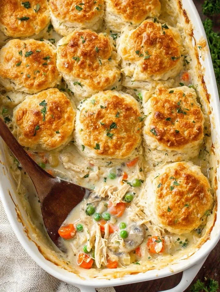 Delizioser Hühnchen-Pot-Pie-Auflauf serviert in einer Auflaufform