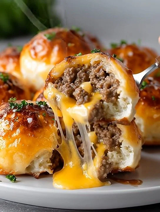 Knoblauch-Parmesan-Cheeseburger-Bomben auf einem Teller