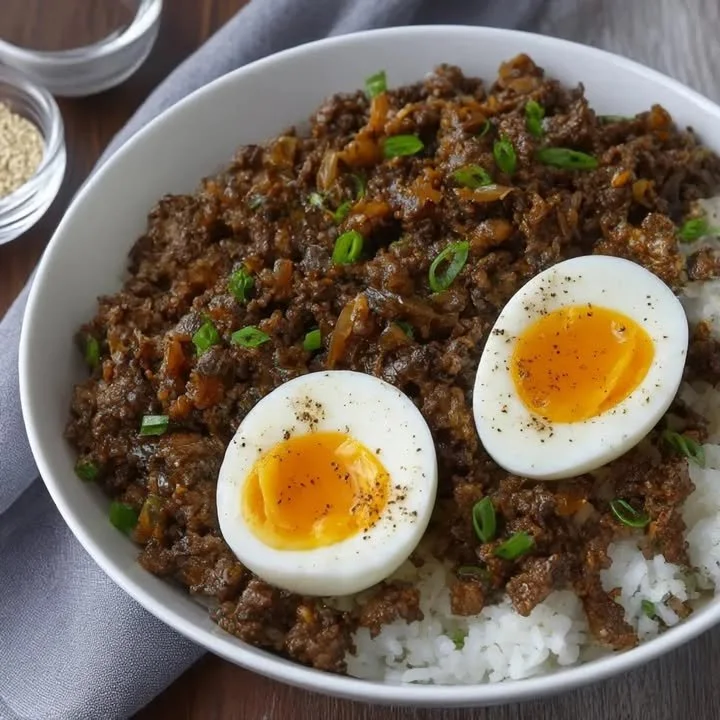 Koreanisches Bulgogi mit Hackfleisch auf einem Teller serviert.