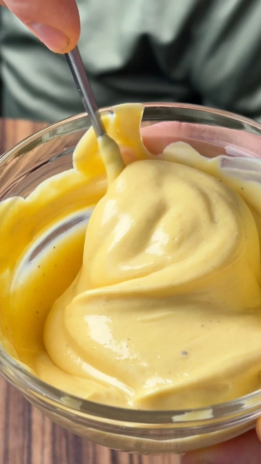Selbstgemachte Mayonnaise in einer Schüssel, frisch zubereitet