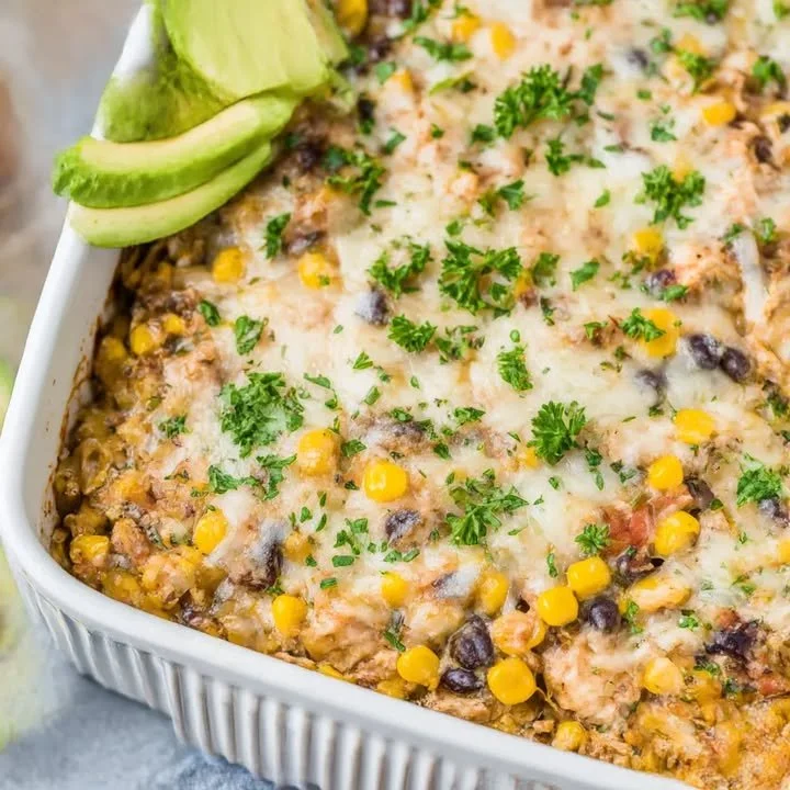 Veganer mexikanischer Hähnchenauflauf mit Gemüse und Käse überbacken