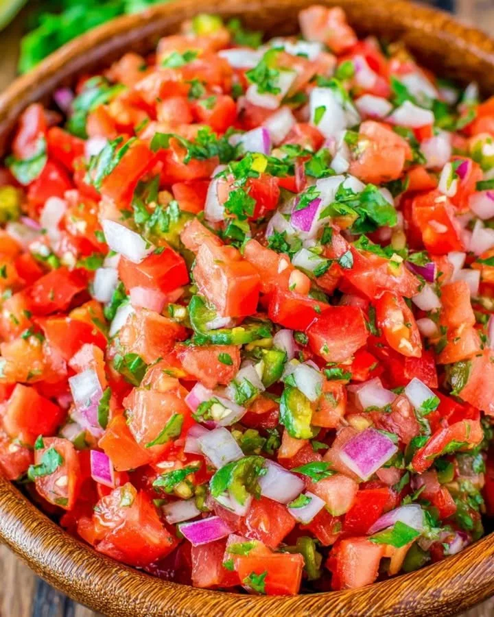 Frisches Pico de Gallo aus Tomaten, Zwiebeln und Koriander serviert