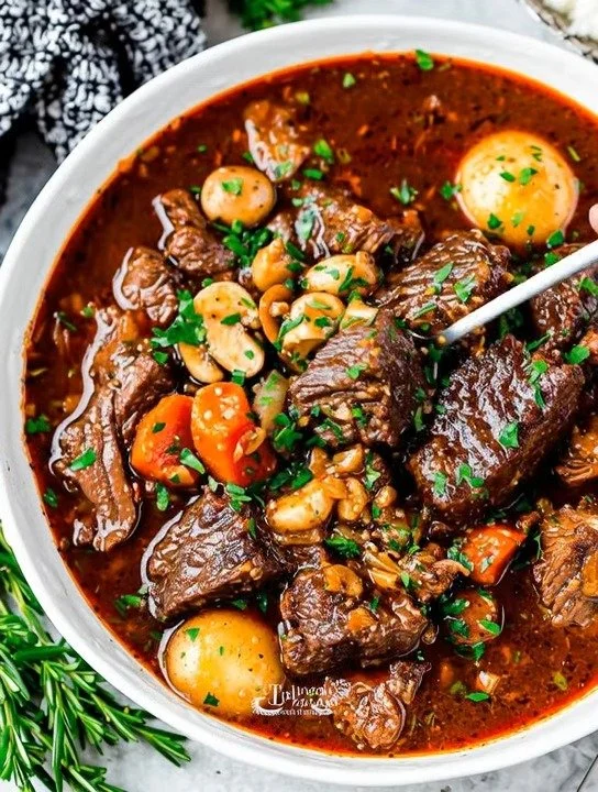 Rindfleisch Bourguignon, ein französisches Schmorgericht mit zartem Rindfleisch und aromatischen Kräutern.