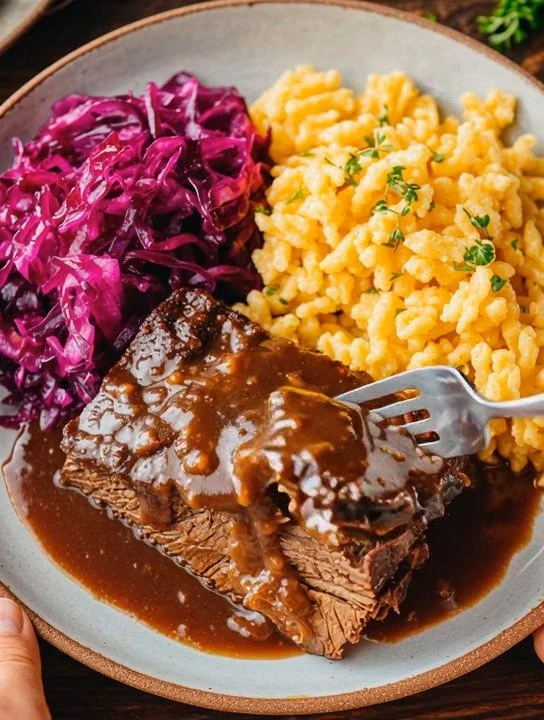 Traditioneller Sauerbraten, ein köstliches deutsches Schmorgericht mit herrlichem Geschmack.