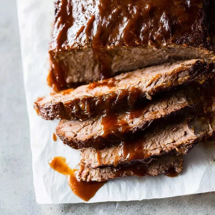 Zarte Slow Cooker Rinderbrust mit aromatischen Gewürzen zubereitet