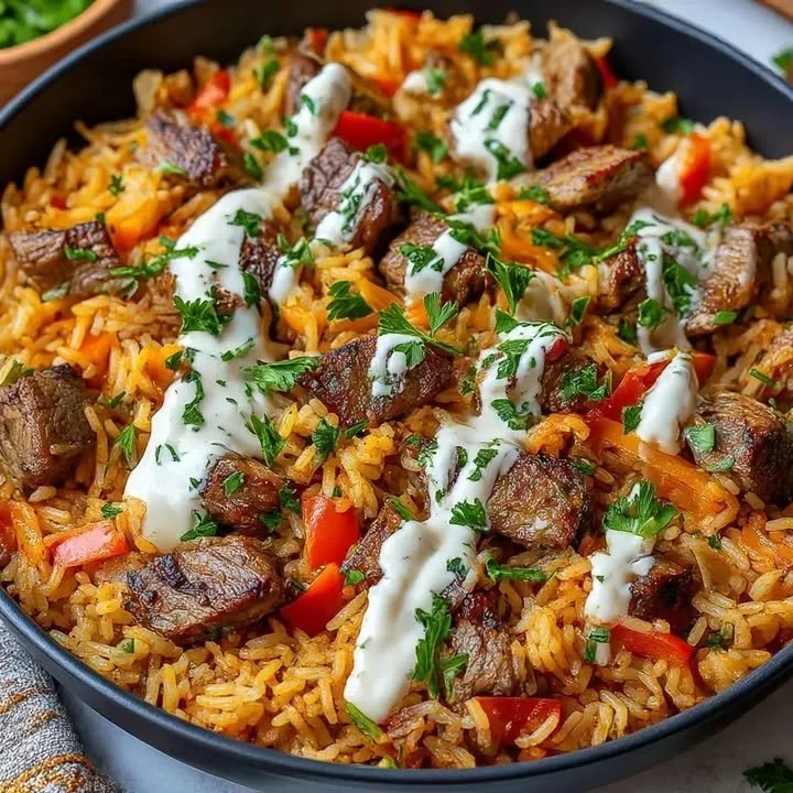 Eine leckere Steak Queso Reis-Schale serviert mit frischen Zutaten
