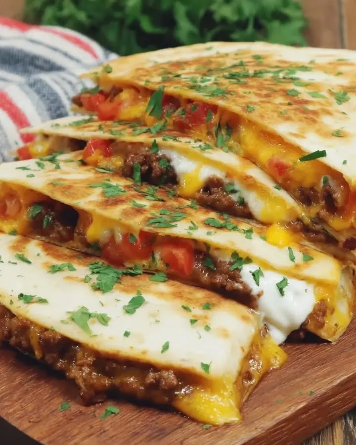 Leckere Taco Quesadillas mit Käse und frischen Kräutern