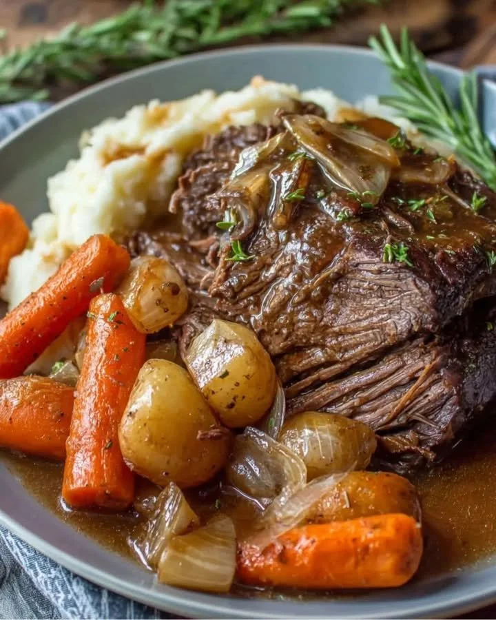 Zarter Rinderbraten aus dem Slow Cooker auf einem Teller serviert.