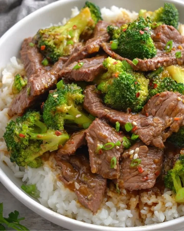 Zartes Fleisch aus dem Slow Cooker mit Brokkoli und herzhafter Sauce