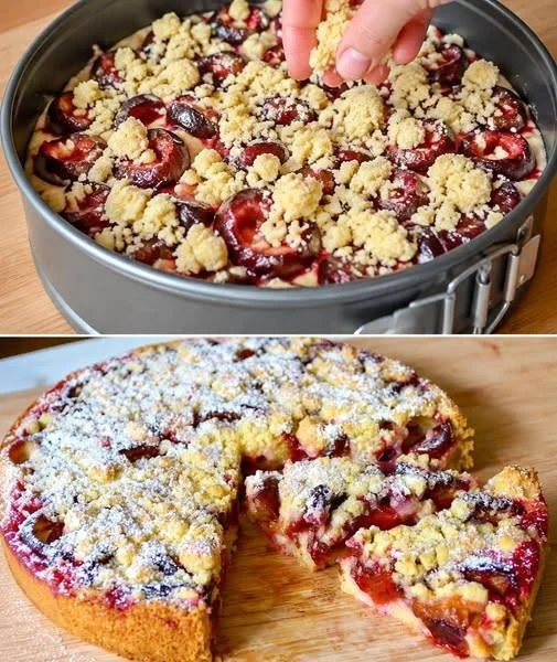 Zwetschgenkuchen mit Vanillepudding auf einem Kuchenteller